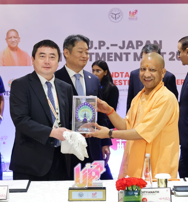 दिल्ली में जापानी निवेशकों के साथ बैठक करते मुख्यमंत्री योगी