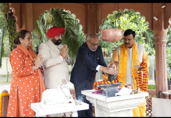 उपराष्ट्रपति और राज्यपाल लोकभवन में पूजा करते हुए।