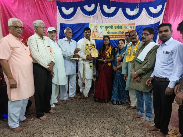 कार्यक्रम में अतिथियों का सम्मान करते हुए समिति के सदस्य। कार्यक्रम में अतिथियों का सम्मान करते हुए समिति के सदस्य।