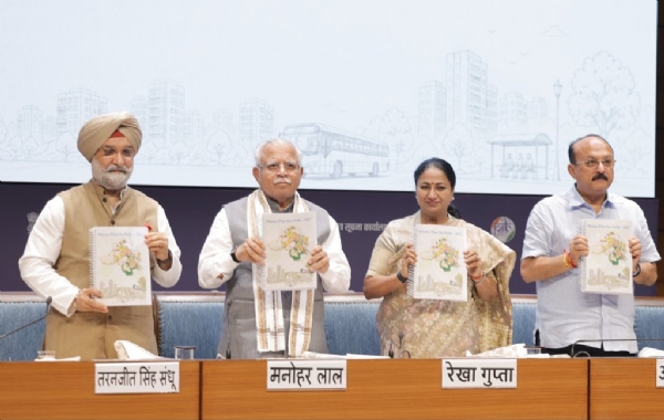 नेशनल मीडिया सेंटर में  दिल्ली मास्टर प्लान को औपचारिक रूप से जारी करते  केंद्रीय मंत्री मनोहरलाल खट्टर और दिल्ली की मुख्यमंत्री रेखा गुप्ता