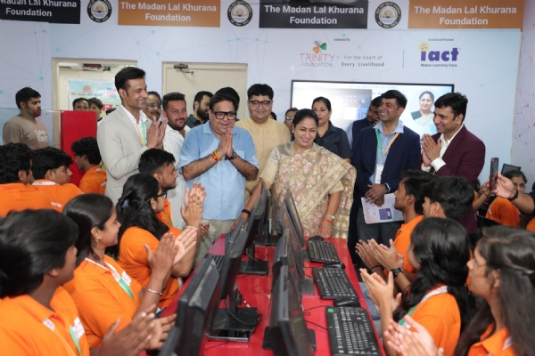 दिल्ली की मुख्यमंत्री रेखा गुप्ता गुरुवार को मोती नगर में जन कौशल केंद्र एवं स्वयम् स्वास्थ्य केंद्र का उद्घाटन करते हुए