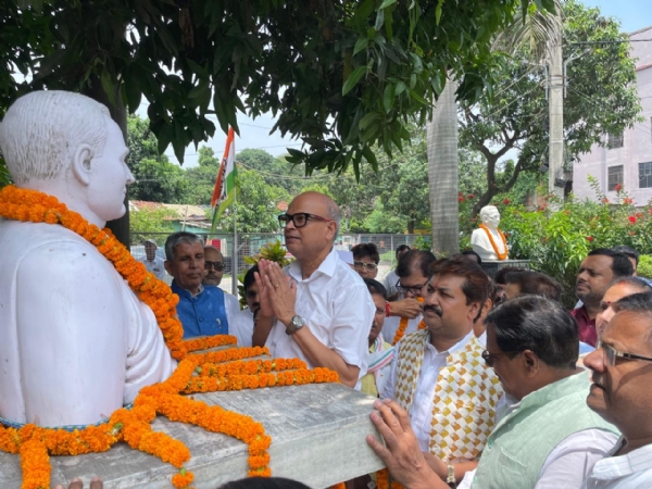 राजीव गांधी की प्रतिमा पर पुष्पांजलि