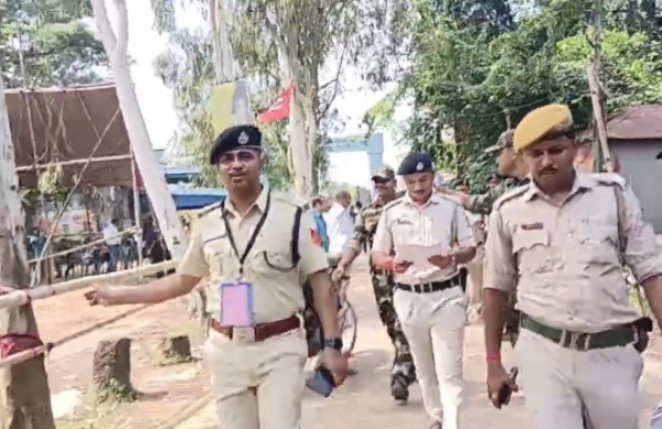 मेदिनीपुर में मुख्यमंत्री के आगमन को लेकर चौकसी करते पुलिस कर्मी