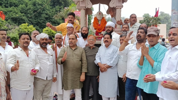 राजीव गांधी की प्रतिमा पर पुष्प अर्पित करने के बाद कांग्रेस कार्यकर्ता राजीव गांधी की प्रतिमा पर पुष्प अर्पित करने के बाद कांग्रेस कार्यकर्ता