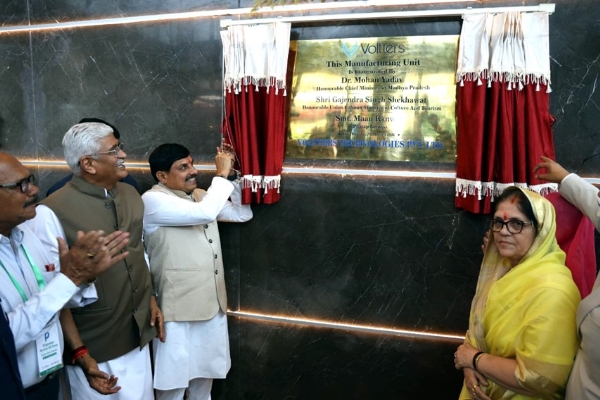 पीथमपुर में विनिर्माण इकाइयों का शुभारंभ करते हुए केंद्रीय मंत्री गजेंद्र सिंह शेखावत और मुख्यमंत्री डॉ. मोहन यादव