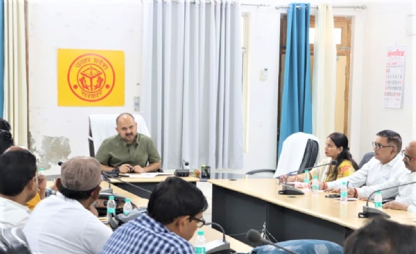 कैंप कार्यालय पर पत्रकार वार्ता करते जिलाधिकारी अभिषेक पाण्डेय