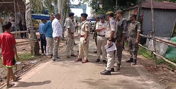 मेदिनीपुर में मुख्यमंत्री के आगमन को लेकर चौकसी करते पुलिस कर्मी