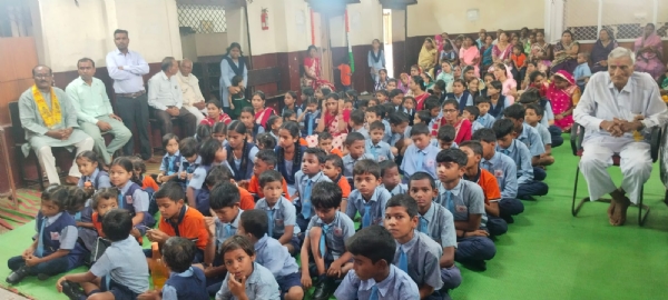 कार्यक्रम में उपस्थित बच्चे। कार्यक्रम में उपस्थित बच्चे।