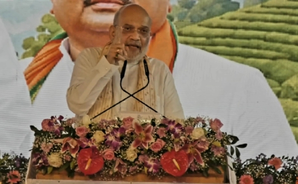 अमित शाह मंच से लोगों को संबोधित करते हुए