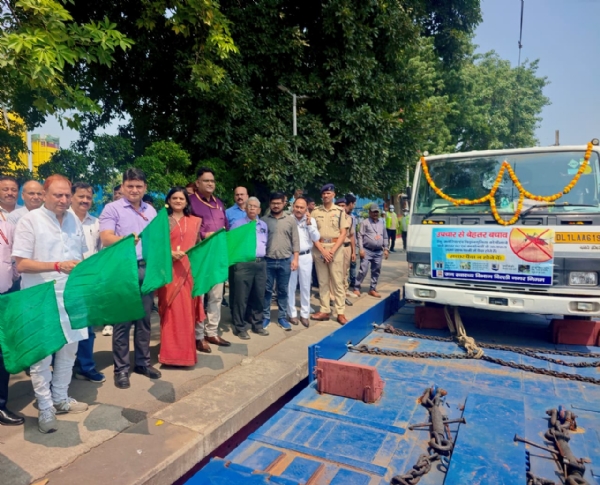 महापौर प्रवेश वाही  ‘मॉस्किटो टर्मिनेटर ट्रेन-2026’ को हरी झंडी दिखाते हुए।