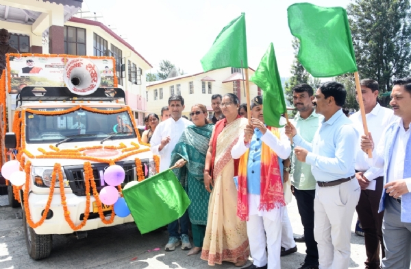 वाहन को हरी झंडी दिखाकर रवाना करती मंत्री रेखा आर्या