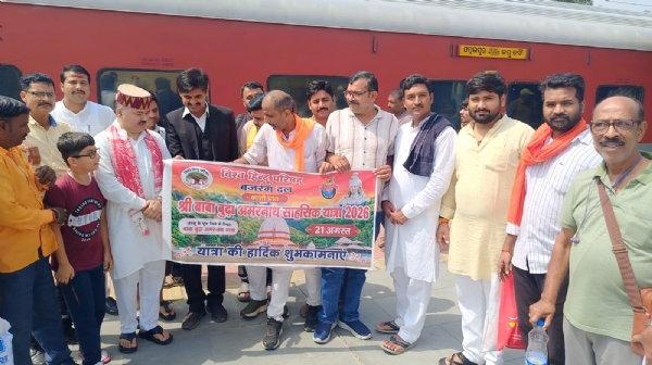 रेलवे स्टेशन पर स्वागत करते हुए विहिप कार्यकर्ता का छाया चित्र