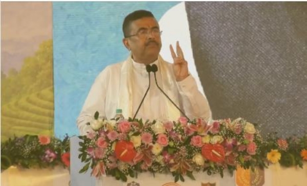 लोगों को संबोधित करते पश्चिम बंगाल के मुख्यमंत्री शुभेंदु अधिकारी