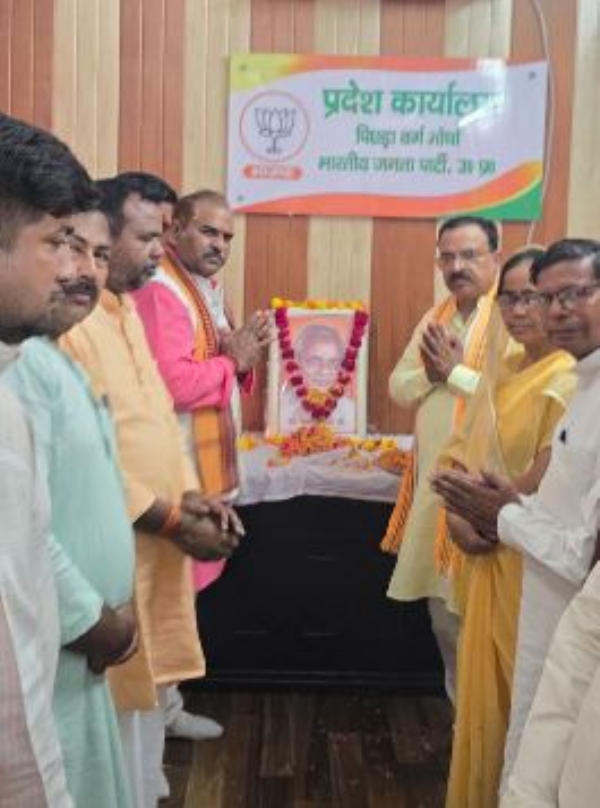 भाजपा प्रदेश कार्यालय में कल्याण सिंह को पुष्पांजलि अर्पित करते प्रकाश पाल