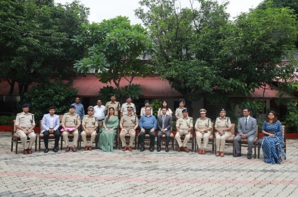 मप्र जेल विभाग की टीम और राष्ट्रीय रक्षा विश्वविद्यालय के अधिकारियों की ग्रुप फोटो