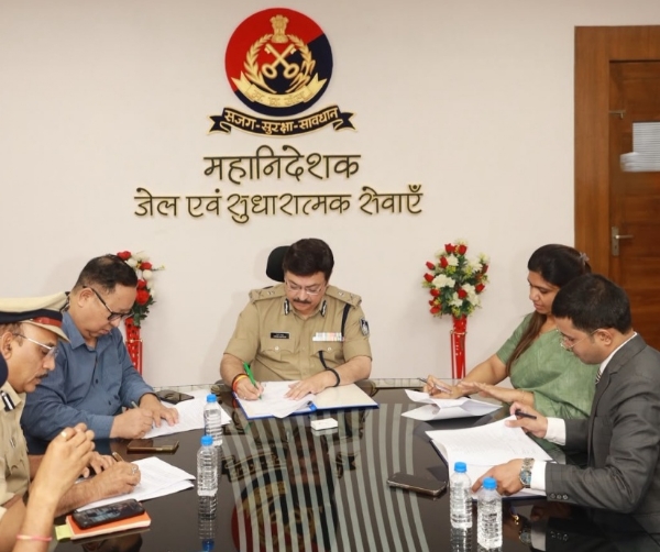 समझौता ज्ञापन पर हस्ताक्षर करते हुए