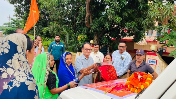 कलश की पूजा करते हुए ग्रामीण।•ग्रामीण