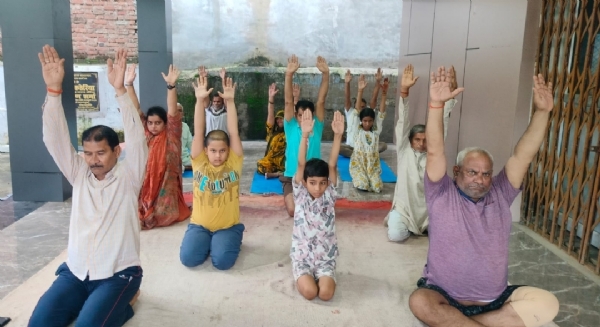 फोटो। योगा करते हुए लोग फोटो। योगा करते हुए लोग