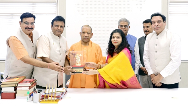 सीएम योगी आदित्यनाथ से मुलाकात करते हुए आईएमए प्रतिनिधिमंडल के साथ केएम विवि के प्रो. वाइस चांसलर डा. प्रो. शरद अग्रवाल सीएम योगी आदित्यनाथ से मुलाकात करते हुए आईएमए प्रतिनिधिमंडल के साथ केएम विवि के प्रो. वाइस चांसलर डा. प्रो. शरद अग्रवाल