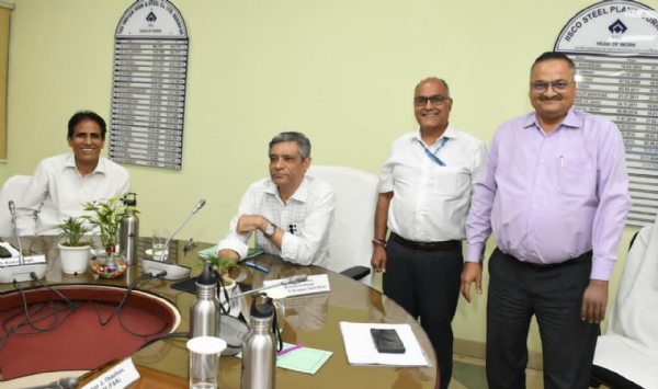 डीआइसी के साथ उपस्थित अधिकारी
