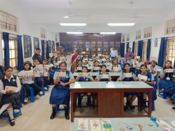राखी बनाने वाले छात्र