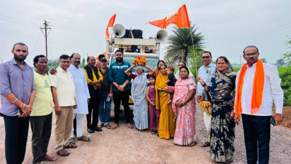 कलश की पूजा के बाद समूह में खड़े हुए भाजपा कार्यकर्ता व ग्रामीण।•ग्रामीण