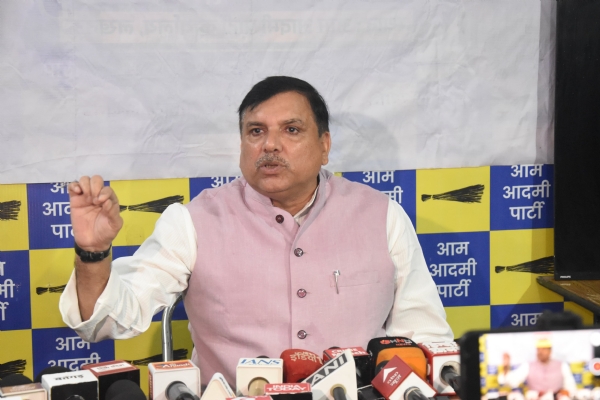 पत्रकारों से बात करते सांसद संजय सिंह