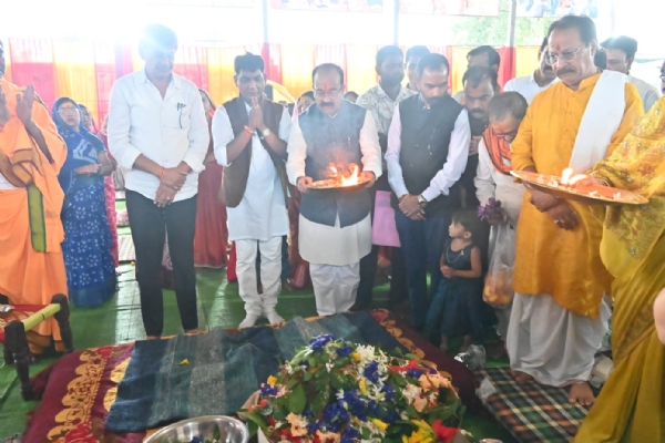 भगवान शिव का रुद्राभिषेक कर हवन-पूजन करते हुए उप मुख्यमंत्री अरुण साव
