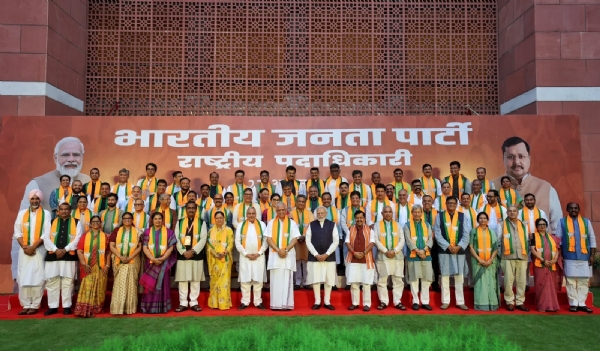 प्रधानमंत्री मोदी के साथ सभी पदाधिकारी