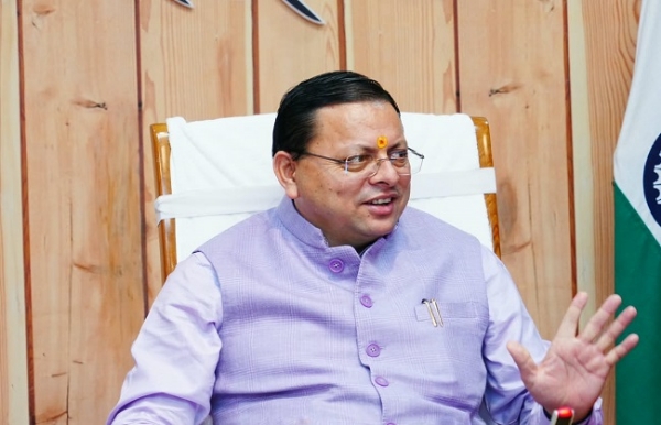 मुख्यमंत्री आवास में ग्राम्य विकास एवं पलायन निवारण आयोग की बैठक की बैठक लेते मुख्यमंत्री पुष्कर सिंह धामी।