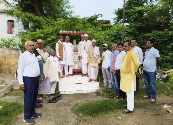 श्रद्धांजलि देते ग्रामीण