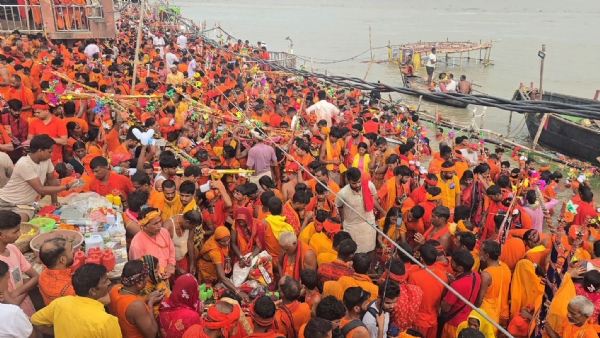 गंगा स्नान करते श्रद्धालु