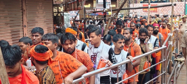 कतारबद्ध कावड़िए