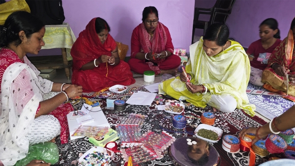 राखियां तैयार करती हुई बिहान की महिलाएं राखियां तैयार करती हुई बिहान की महिलाएं