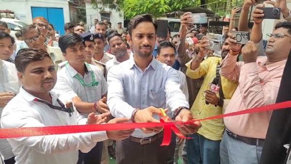 पासपोर्ट कैंप का उद्घाटन करते डीएम
