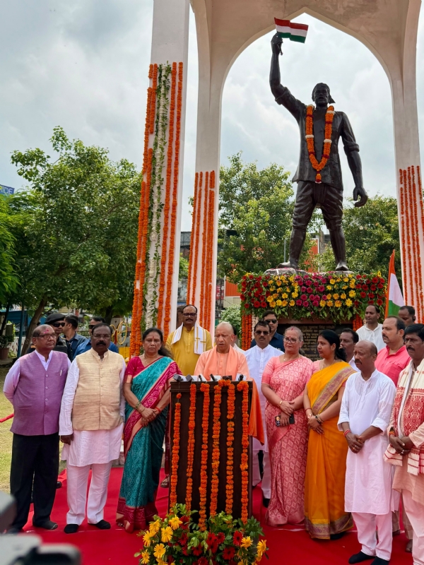 क्रांतिकारी गुलाब सिंह लोधी की प्रतिमा के समक्ष मुख्यमंत्री योगी