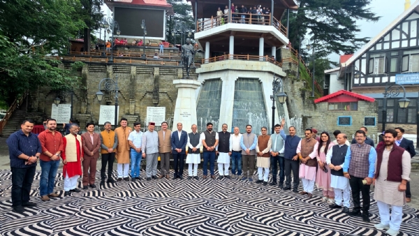 भाजपा विधायक दल वंदे मातरम का गान करते हुए