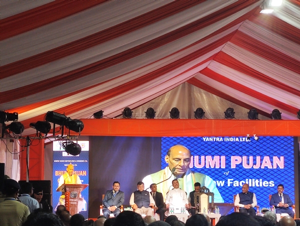 जीआरएसई के कार्यक्रम में रक्षा मंत्री राजनाथ सिंह और मुख्यमंत्री शुभेंदु अधिकारी