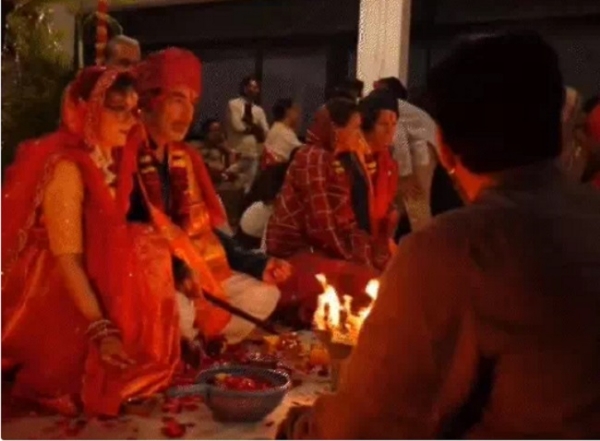 हिंदू वैदिक परम्परा से विवाह की रम्में निभाते हुए विदेशी जोड़े