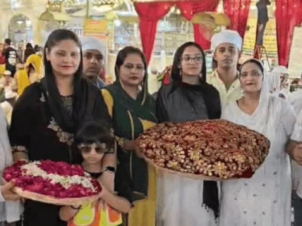 इनाया खान