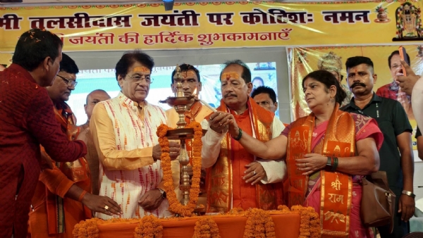 उद्घाटन करते गोविल व मंत्री