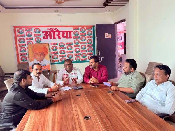 फोटो। बैठक करते हुए जिला अध्यक्ष