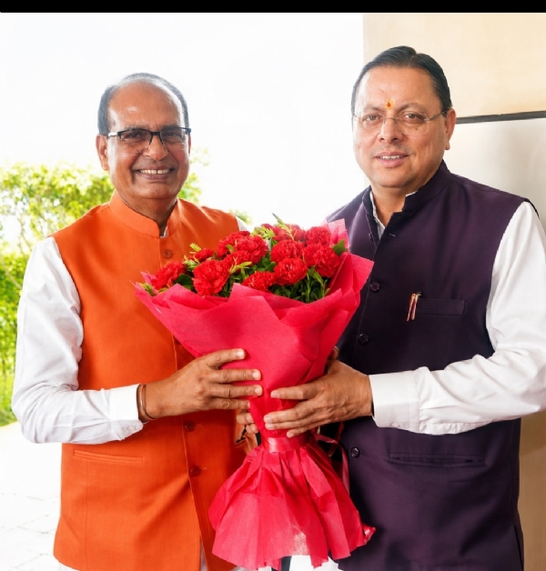 मुख्यमंत्री पुष्कर सिंह धामी केंद्रीय कृषि मंत्री शिवराज सिंह चौहान का स्वागत करते हुए।