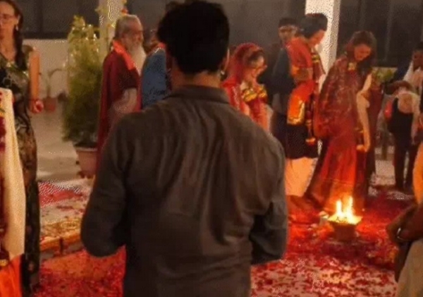 हिंदू वैदिक परम्परा से सात फेरे लेते हुए विदेशी जोड़े
