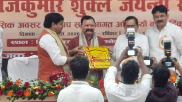 शिक्षा मंत्री मिथिलेश तिवारी ने किया सम्मानित