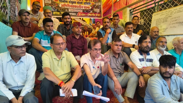 फोटो-23एनटीएच01 नई टिहरी के बौराड़ी में पत्रकार वार्ता करते संयुक्त संघर्ष समिति के पदाधिकारी।