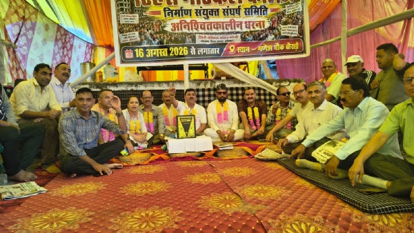 फोटो-23एनटीएच02 नई टिहरी के बौराड़ी में क्रमिक अनशन करते बार एसोसिएशन के सदस्य।