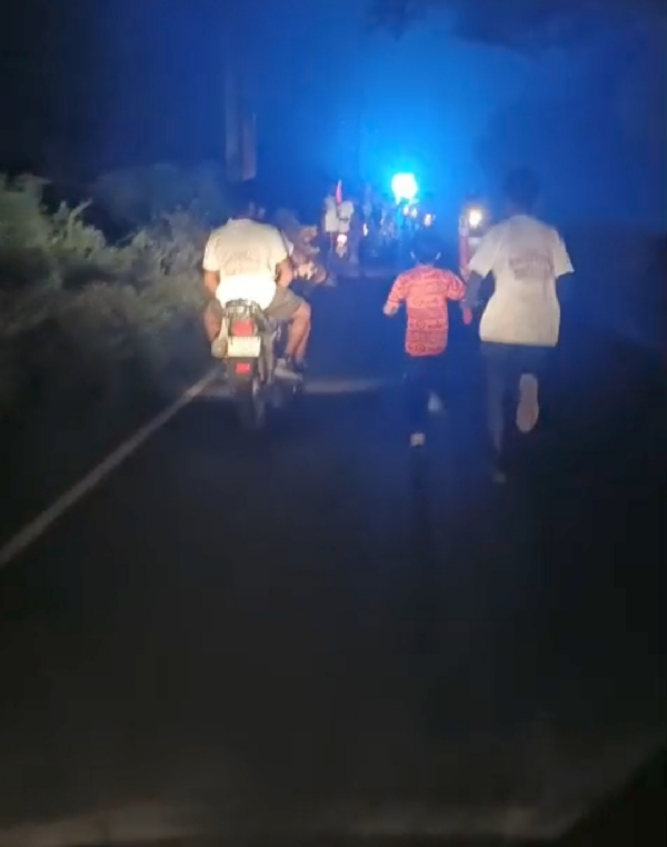 फोटो। डाक कांवड़ लेकर जाते युवा