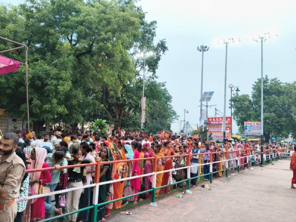 फोटो। भक्तों की लगी लम्बी कतार