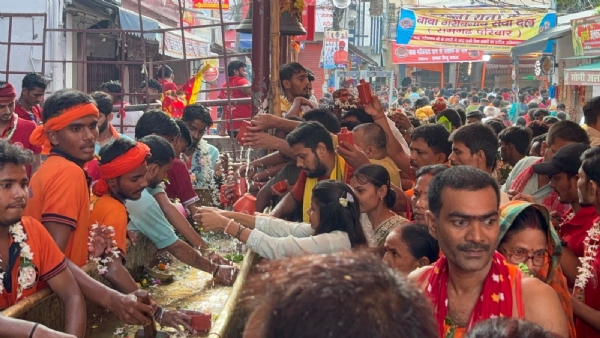 करघा के माध्यम से जलाभिषेक करते श्रद्धालुगण करघा के माध्यम से जलाभिषेक करते श्रद्धालुगण